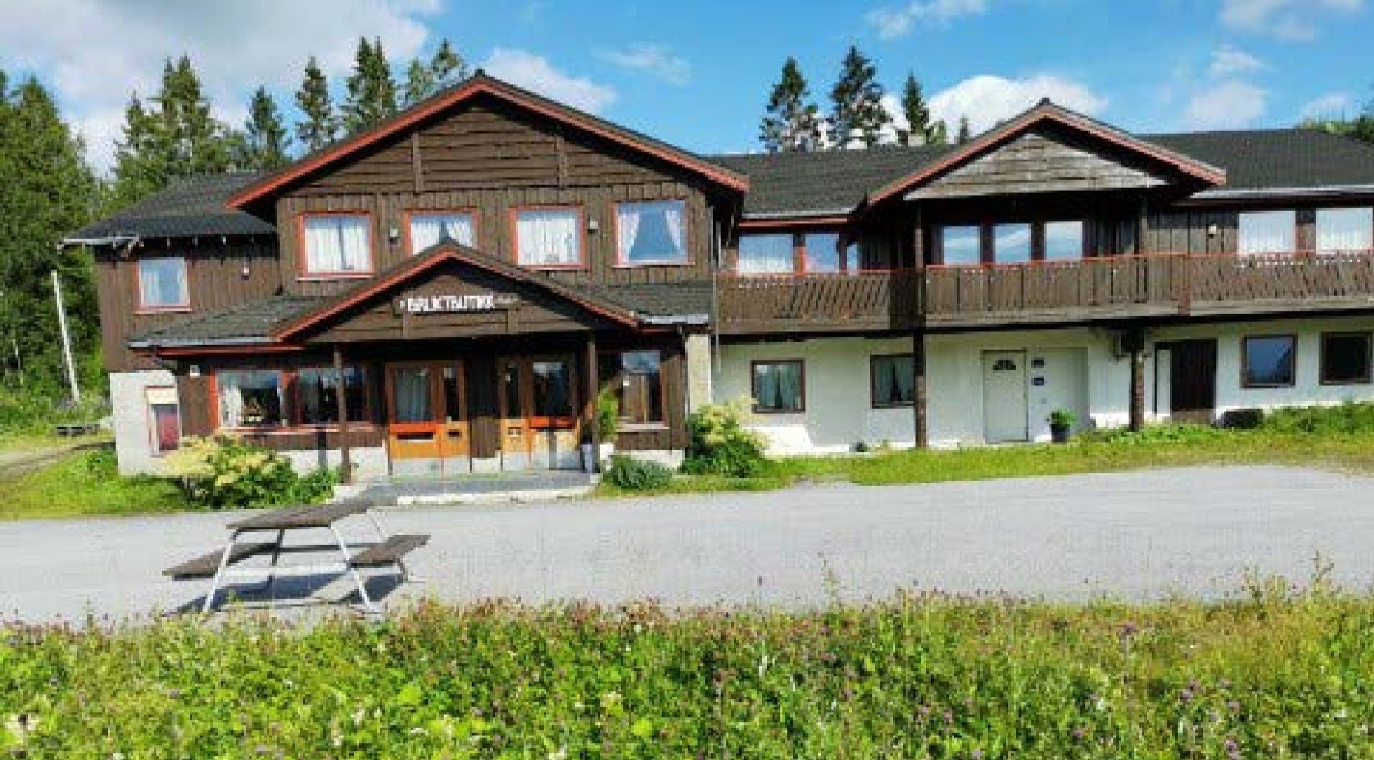 Fjellvegen 1B sett fra E6 om sommeren