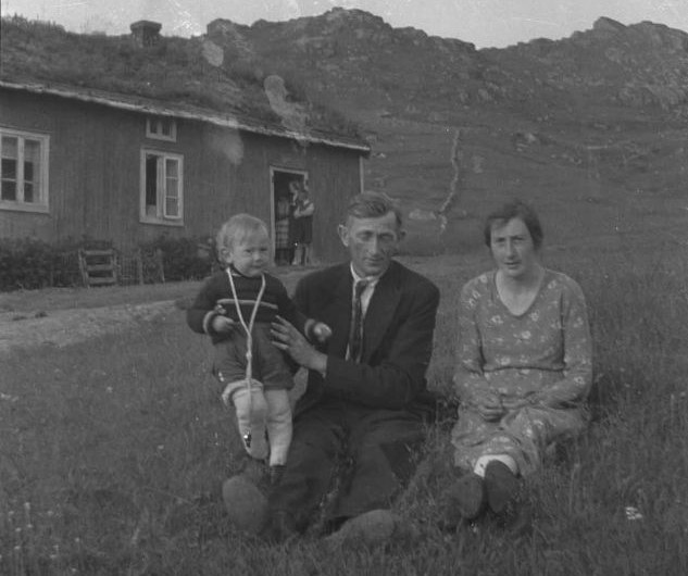 Farmor og farfar med onkel Roar som liten